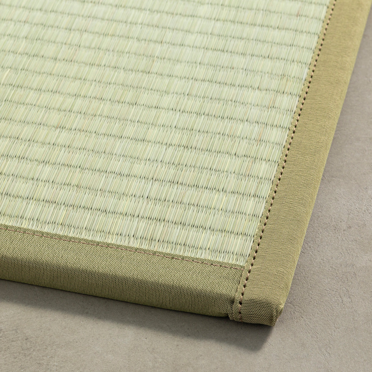 国産のい草をつかった爽やかな印象の70 × 70cmの置き畳（角）