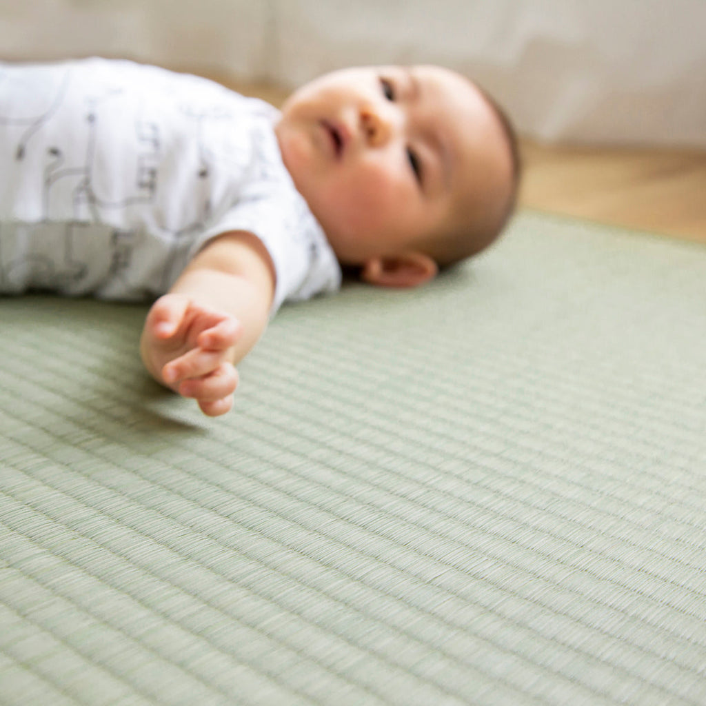 国産のい草をつかった爽やかな印象の70 × 70cmの置き畳（赤ちゃん使用例・クローズアップ）
