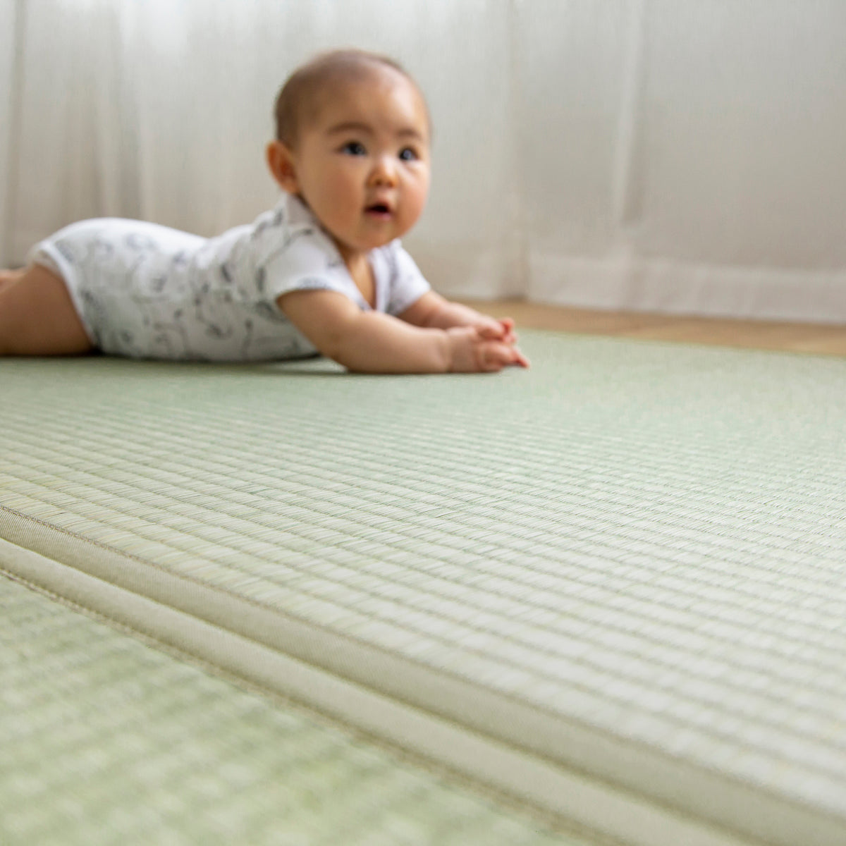 国産のい草をつかった爽やかな印象の164 × 82cmの置き畳（赤ちゃん使用例2）