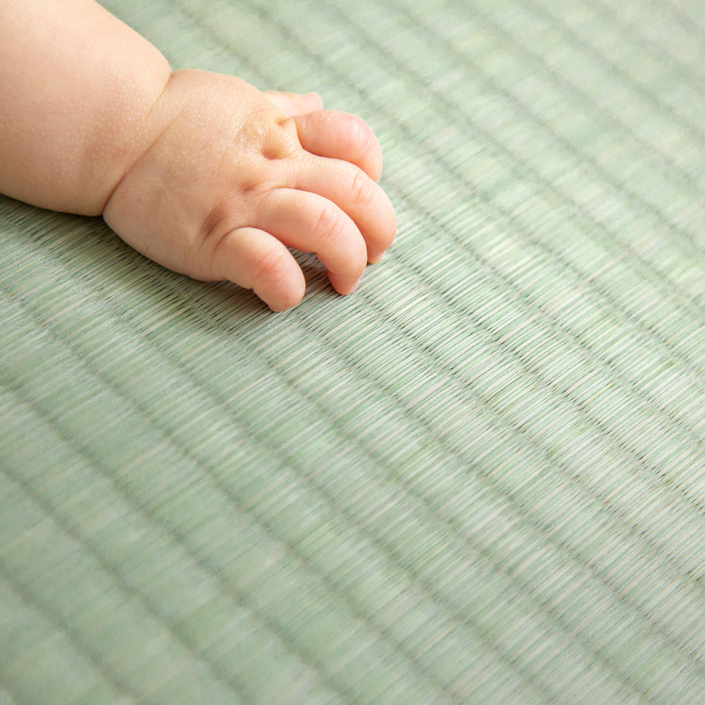 国産のい草をつかった爽やかな印象の70 × 70cmの置き畳（赤ちゃん手触りカット）