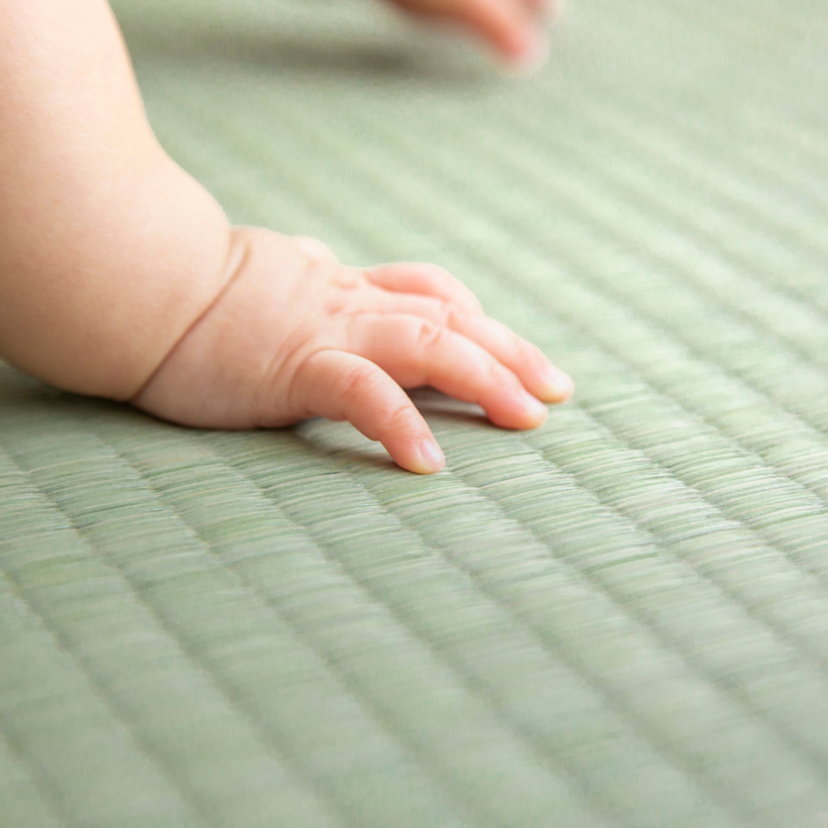 国産のい草をつかった爽やかな印象の70 × 70cmの置き畳（赤ちゃん手触りカット2）
