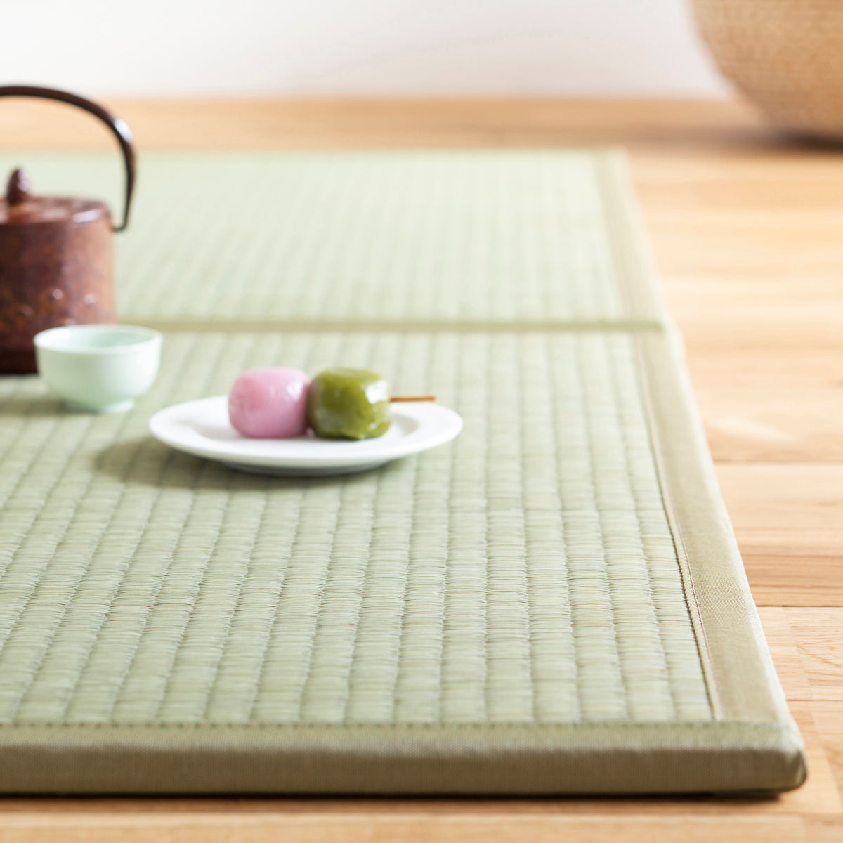 国産のい草をつかった爽やかな印象の70 × 70cmの置き畳（使用例・サイドカット）