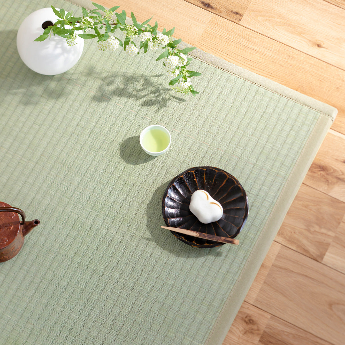 国産のい草をつかった爽やかな印象の70 × 70cmの置き畳（使用例・俯瞰カット）
