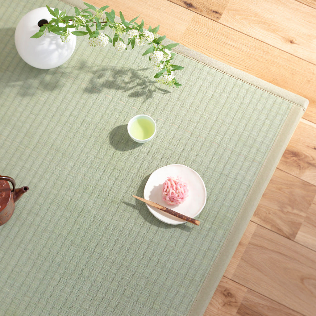 国産のい草をつかった爽やかな印象の70 × 70cmの置き畳（使用例・俯瞰カット3）
