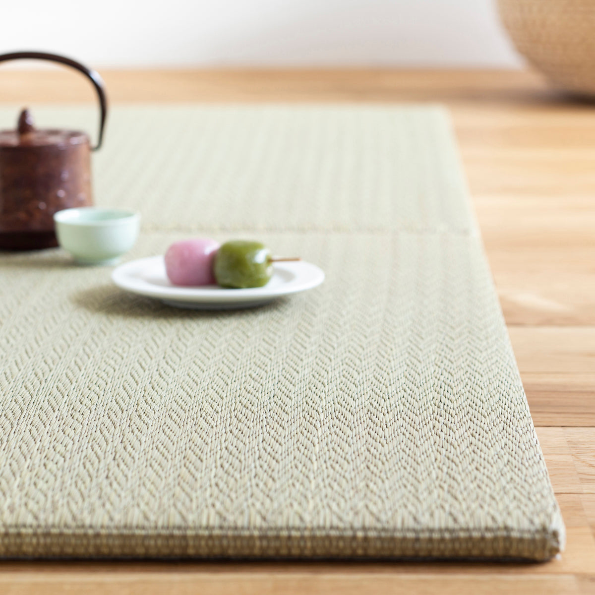 ヘリなしでスタイリッシュに仕上げた洗練された印象の70 × 70cmの置き畳（使用例・サイドカット）