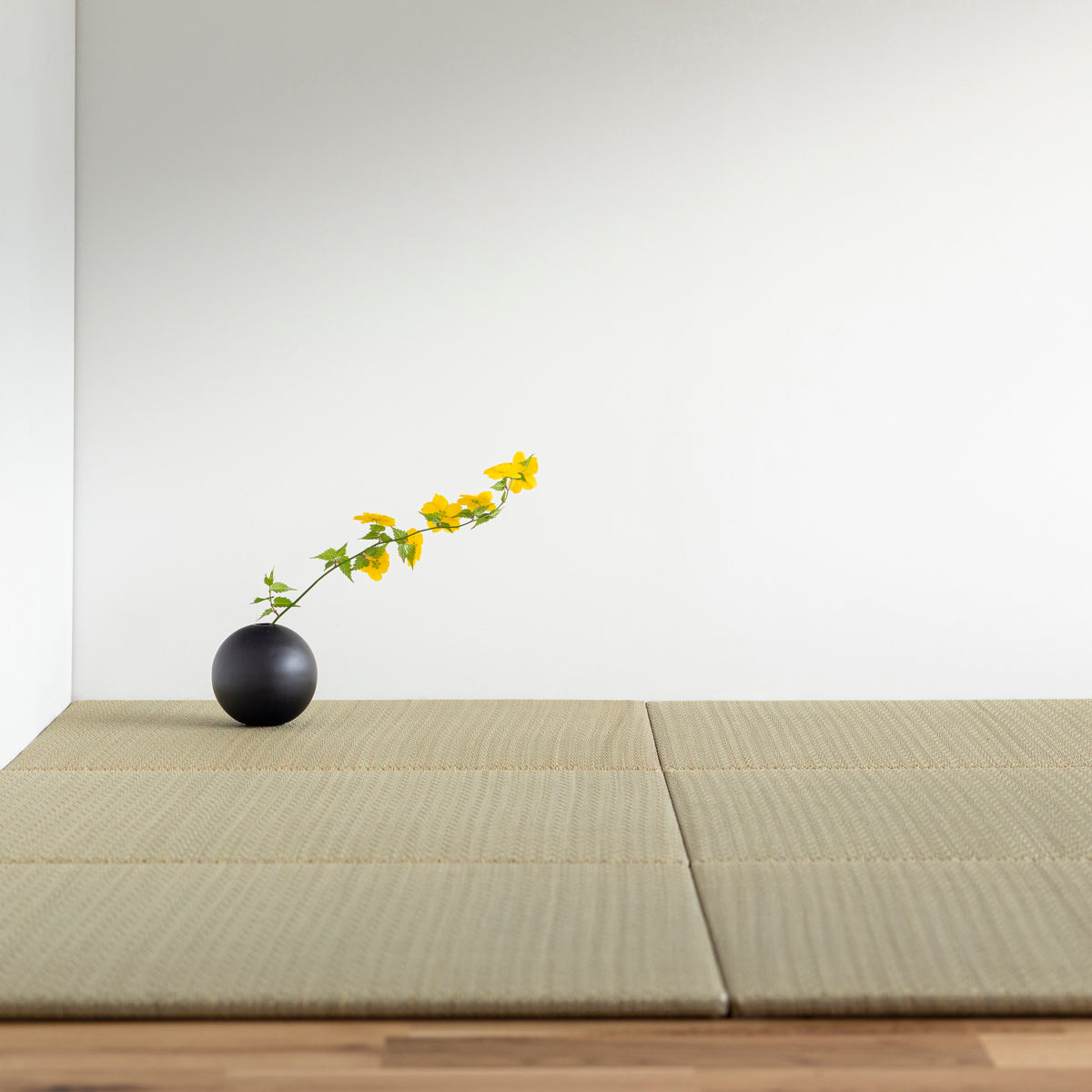 ヘリなしでスタイリッシュに仕上げた洗練された印象の70 × 70cmの置き畳（使用例2）