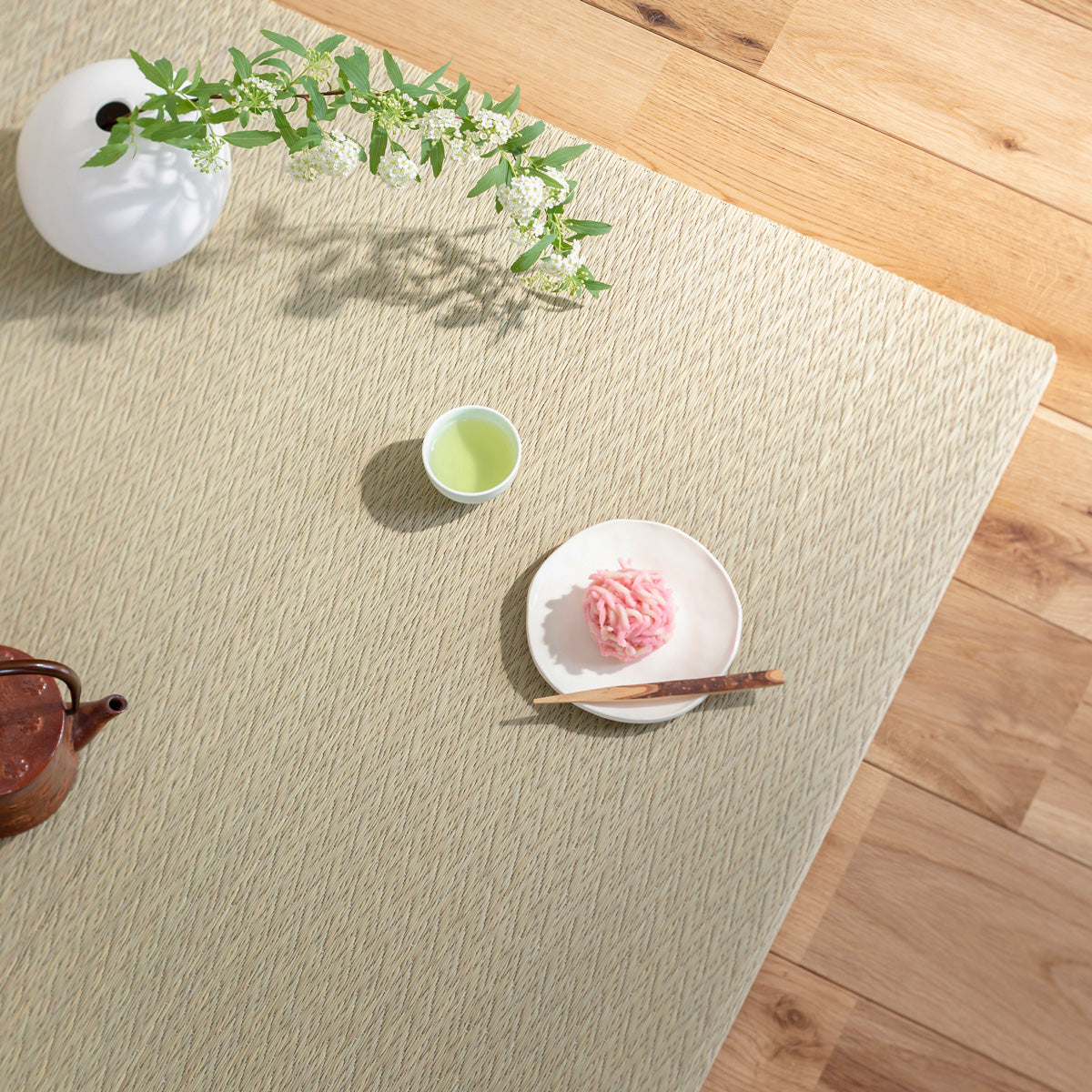 ヘリなしでスタイリッシュに仕上げた洗練された印象の70 × 70cmの置き畳（使用例・俯瞰カット）