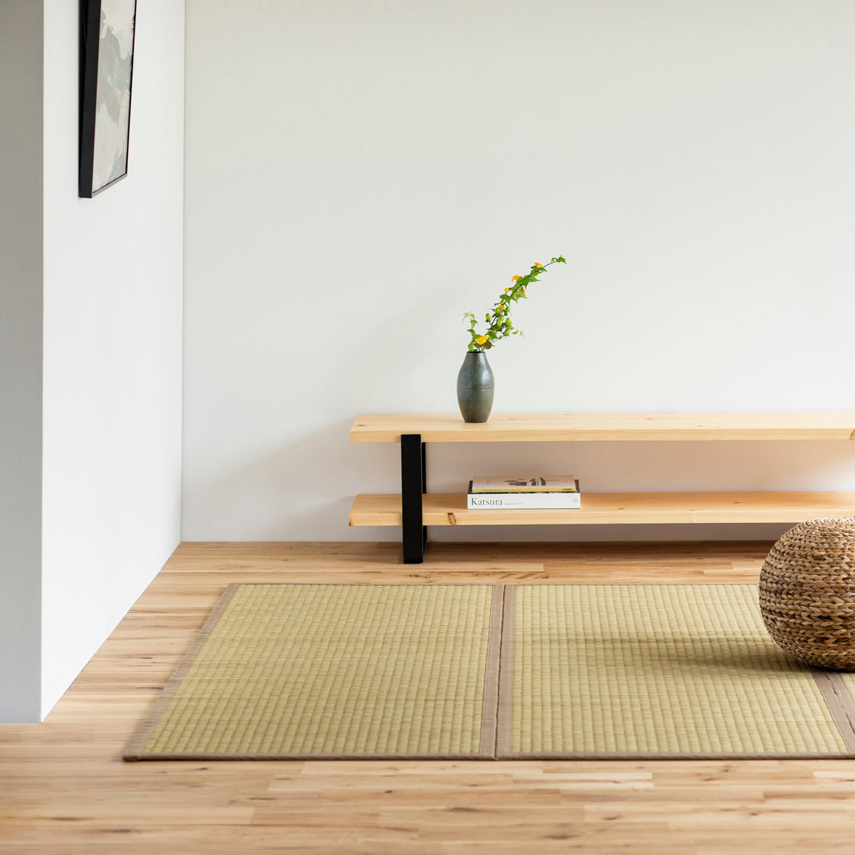 重厚感のある風合いが落ち着きをもたらす沖縄ビーグを使用した191 × 191 cmのゴザ（使用例2）