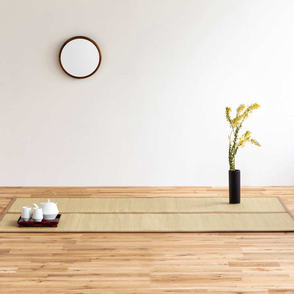 重厚感のある風合いが落ち着きをもたらす沖縄ビーグを使用した130 × 200 cmのゴザ（使用例4）