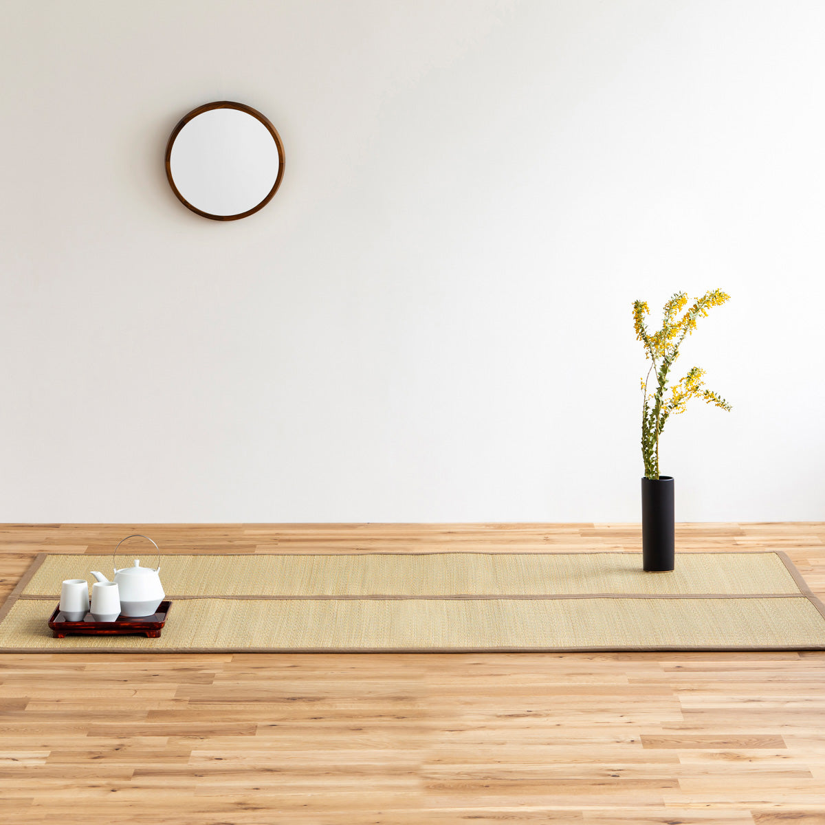 重厚感のある風合いが落ち着きをもたらす沖縄ビーグを使用した130 × 200 cmのゴザ（使用例4）