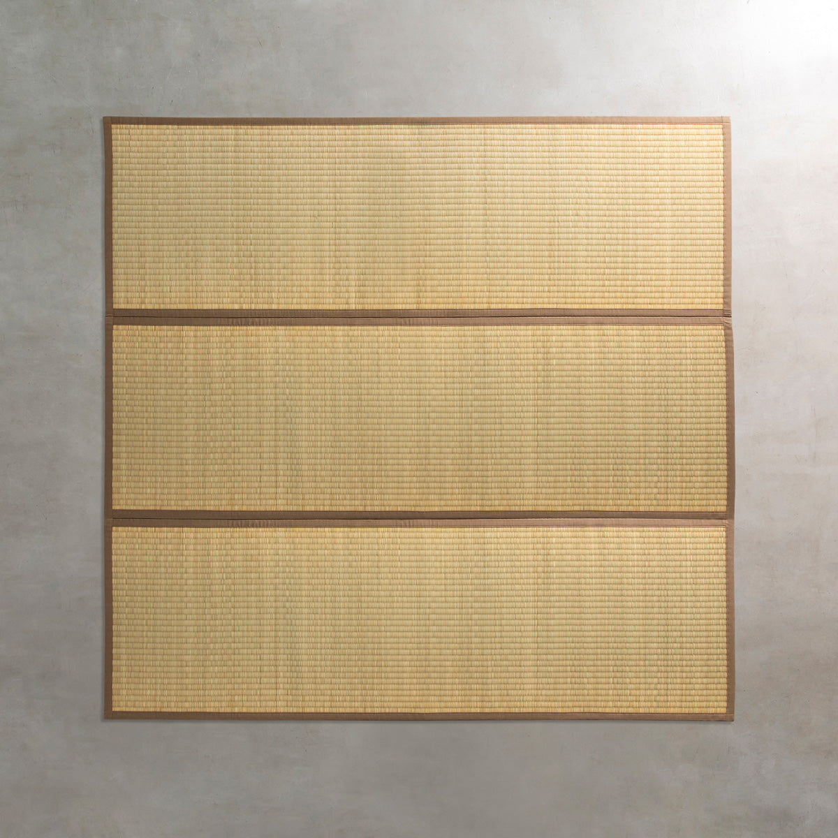重厚感のある風合いが落ち着きをもたらす沖縄ビーグを使用した191 × 191 cmのゴザ（俯瞰カット）