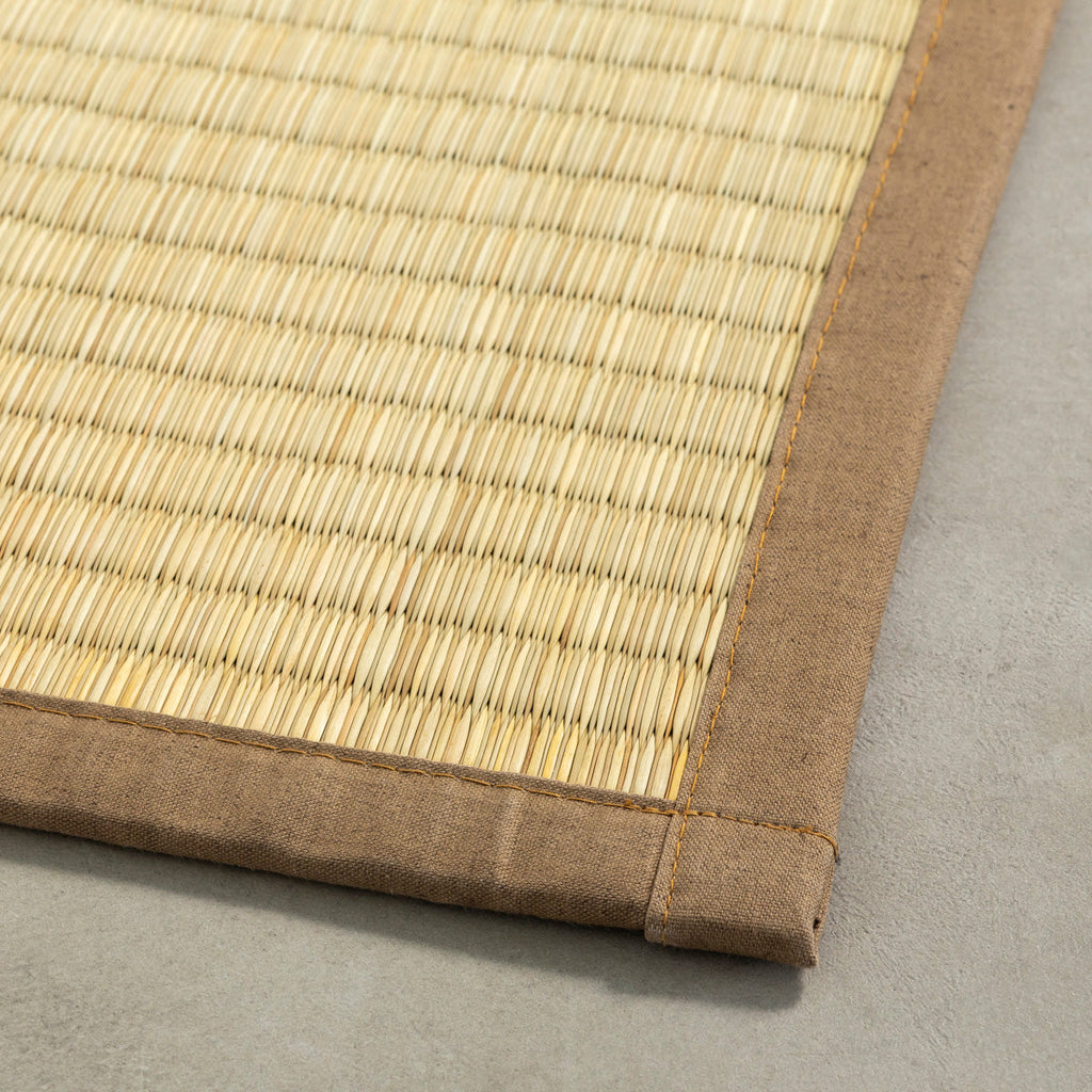 重厚感のある風合いが落ち着きをもたらす沖縄ビーグを使用したゴザ（角）