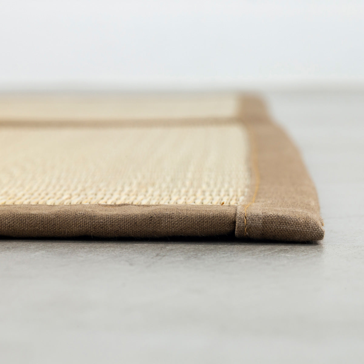 重厚感のある風合いが落ち着きをもたらす沖縄ビーグを使用したゴザ（角・横からのカット）