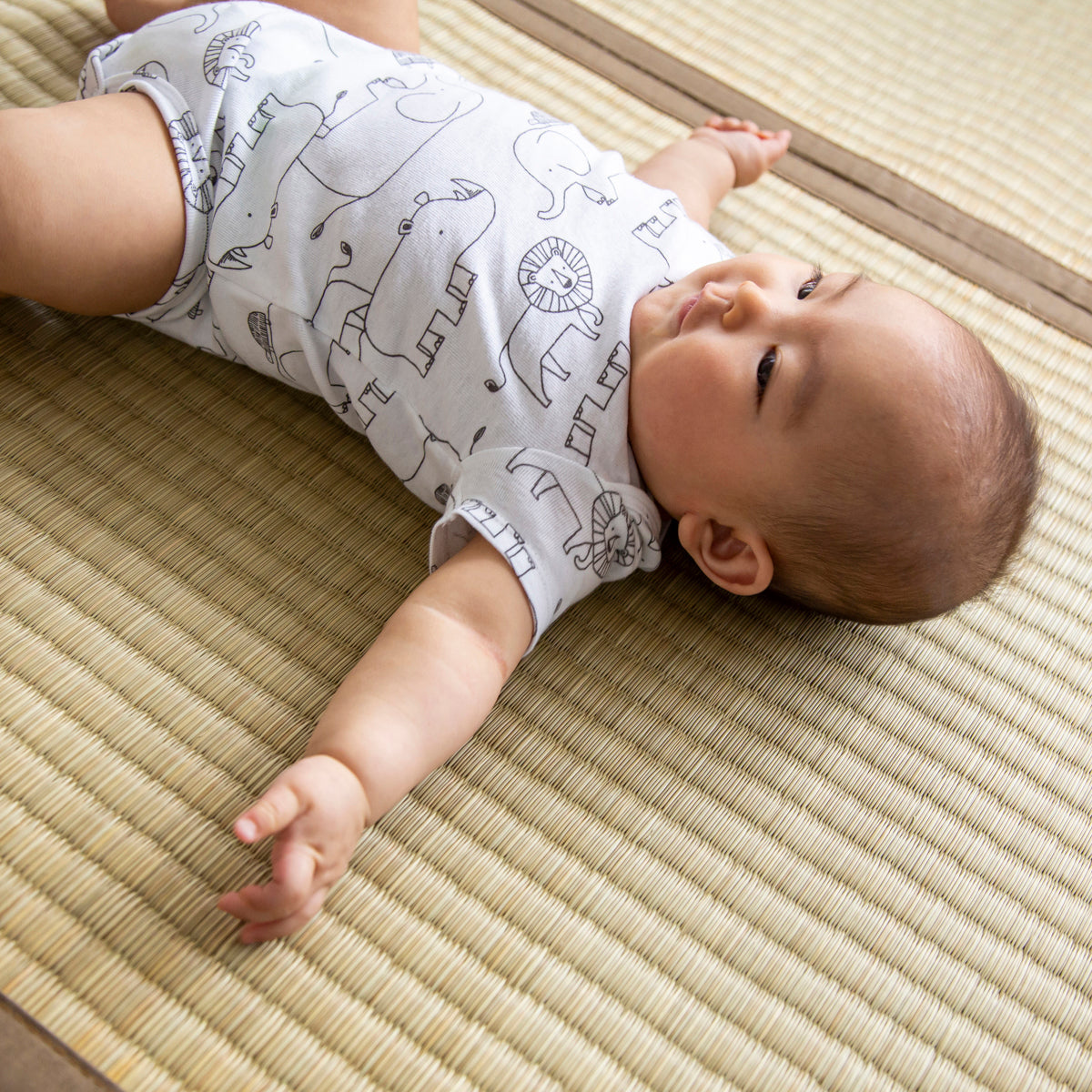 重厚感のある風合いが落ち着きをもたらす沖縄ビーグを使用したゴザ（赤ちゃん使用例・クローズアップ2）