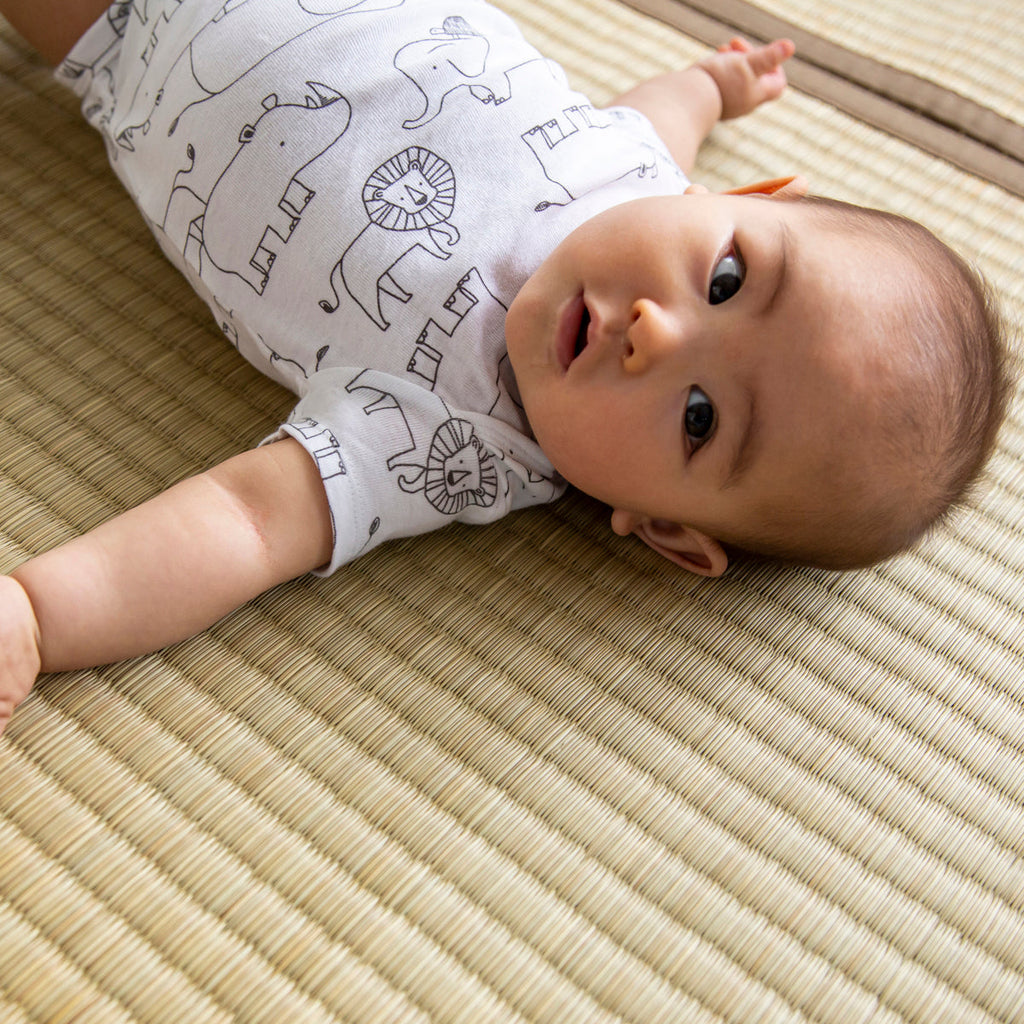 重厚感のある風合いが落ち着きをもたらす沖縄ビーグを使用したゴザ（赤ちゃん使用例・クローズアップ）