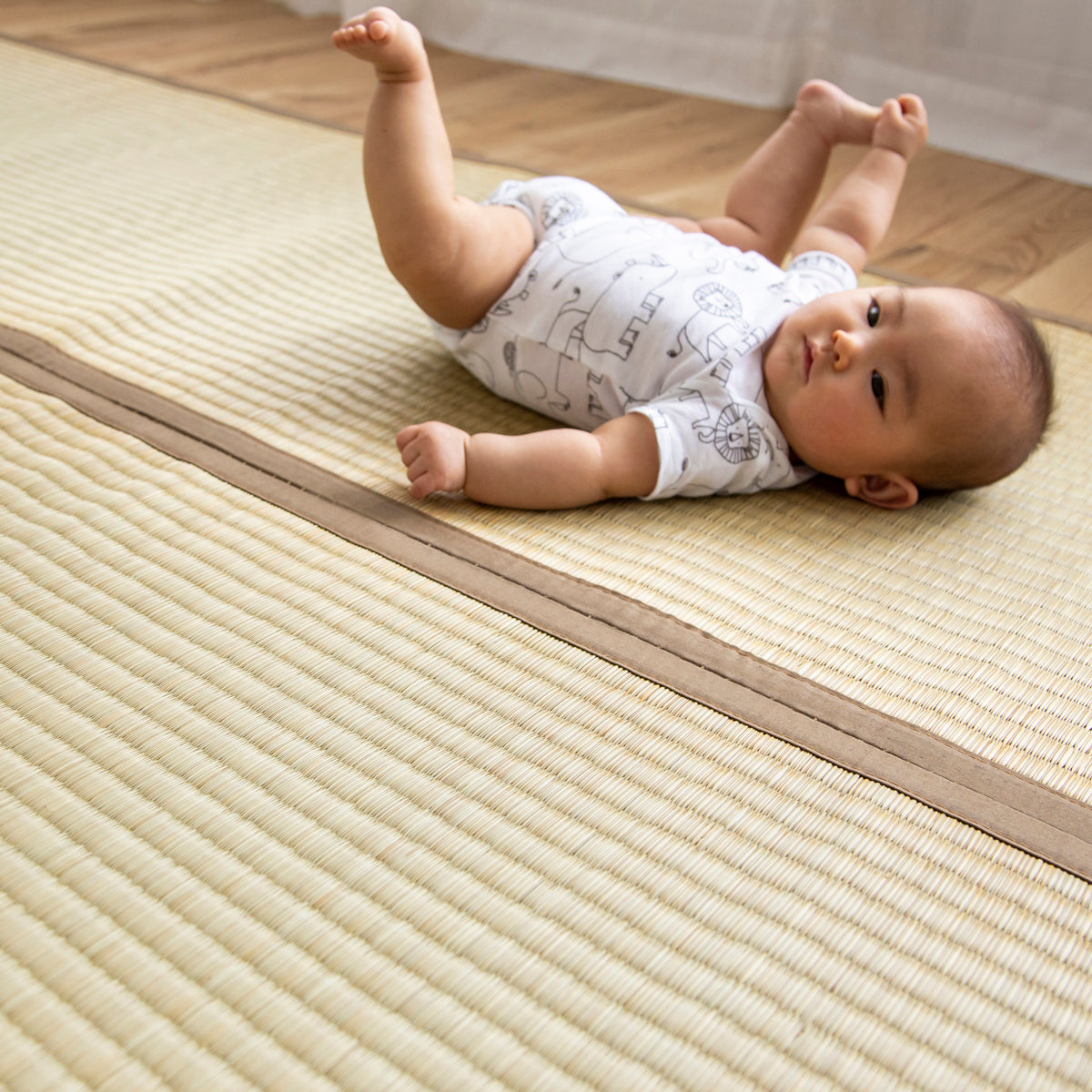 重厚感のある風合いが落ち着きをもたらす沖縄ビーグを使用したゴザ（赤ちゃん使用例）