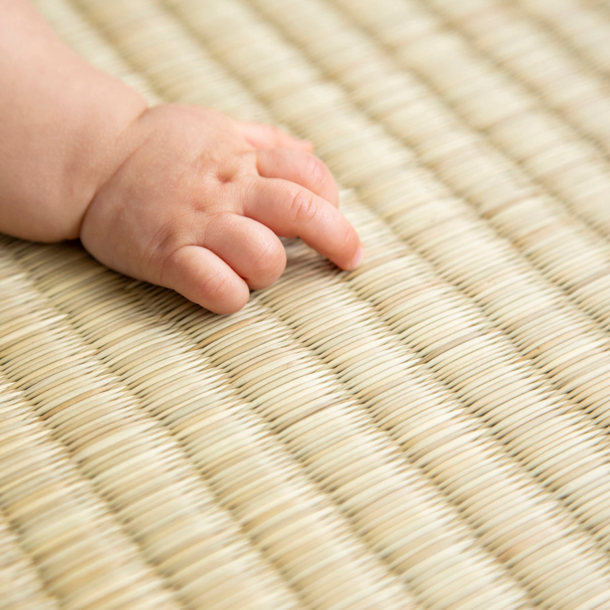 重厚感のある風合いが落ち着きをもたらす沖縄ビーグを使用したゴザ（赤ちゃん手触りカット）