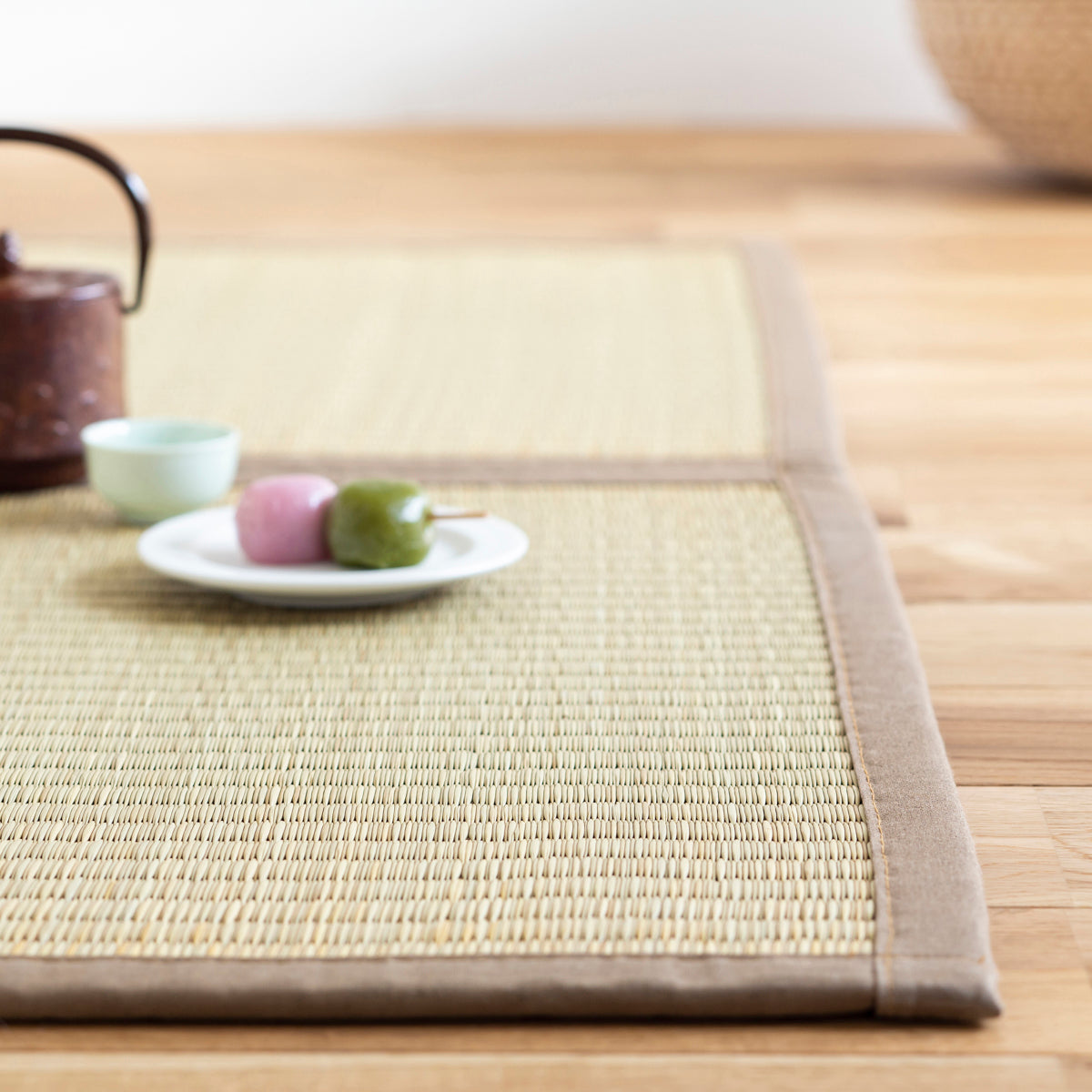 重厚感のある風合いが落ち着きをもたらす沖縄ビーグを使用した130 × 200 cmのゴザ（使用例・クローズアップ）