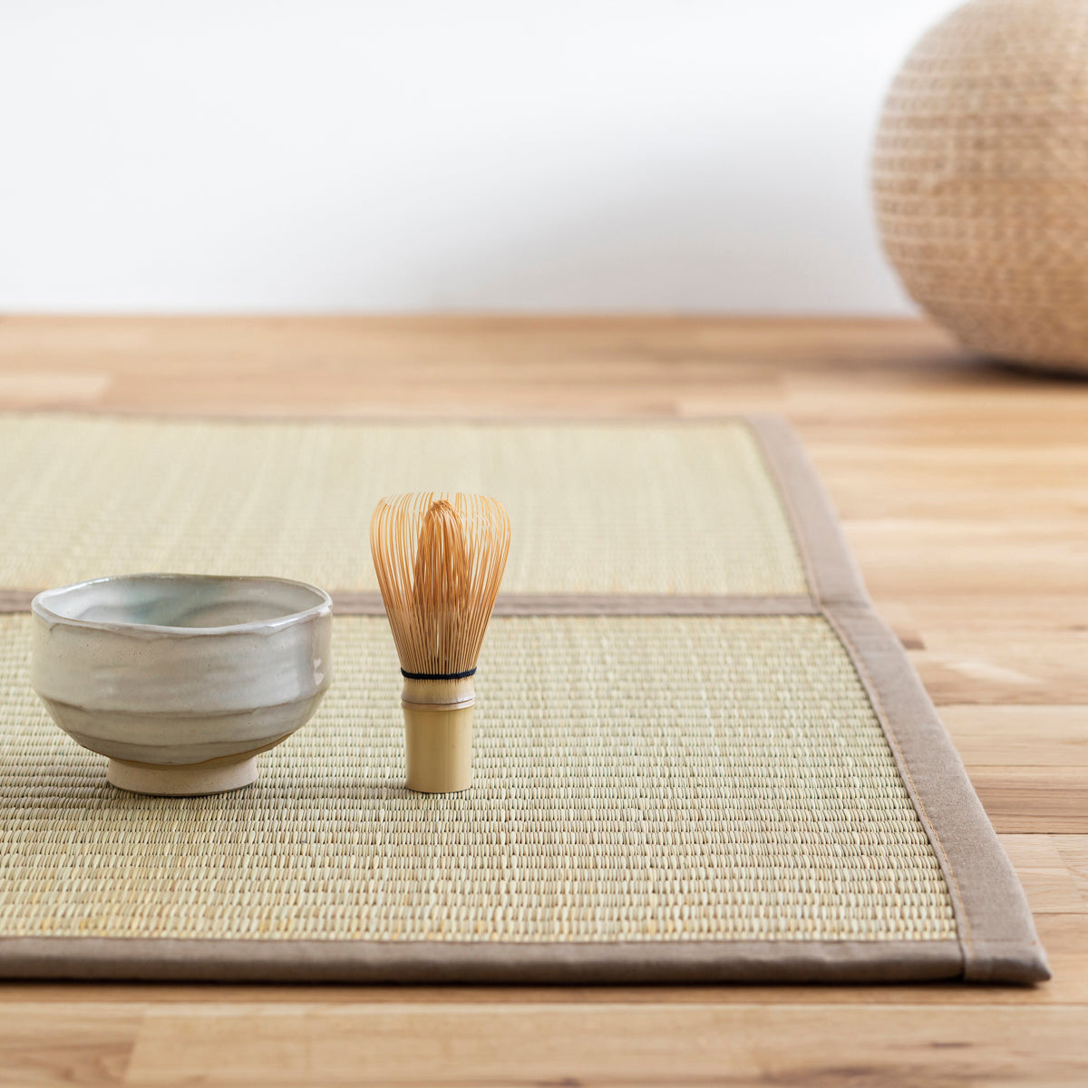 重厚感のある風合いが落ち着きをもたらす沖縄ビーグを使用した130 × 200 cmのゴザ（使用例・クローズアップ2）