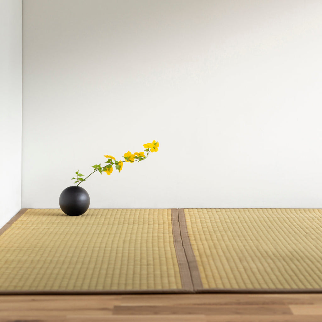 重厚感のある風合いが落ち着きをもたらす沖縄ビーグを使用した130 × 200 cmのゴザ（使用例5）