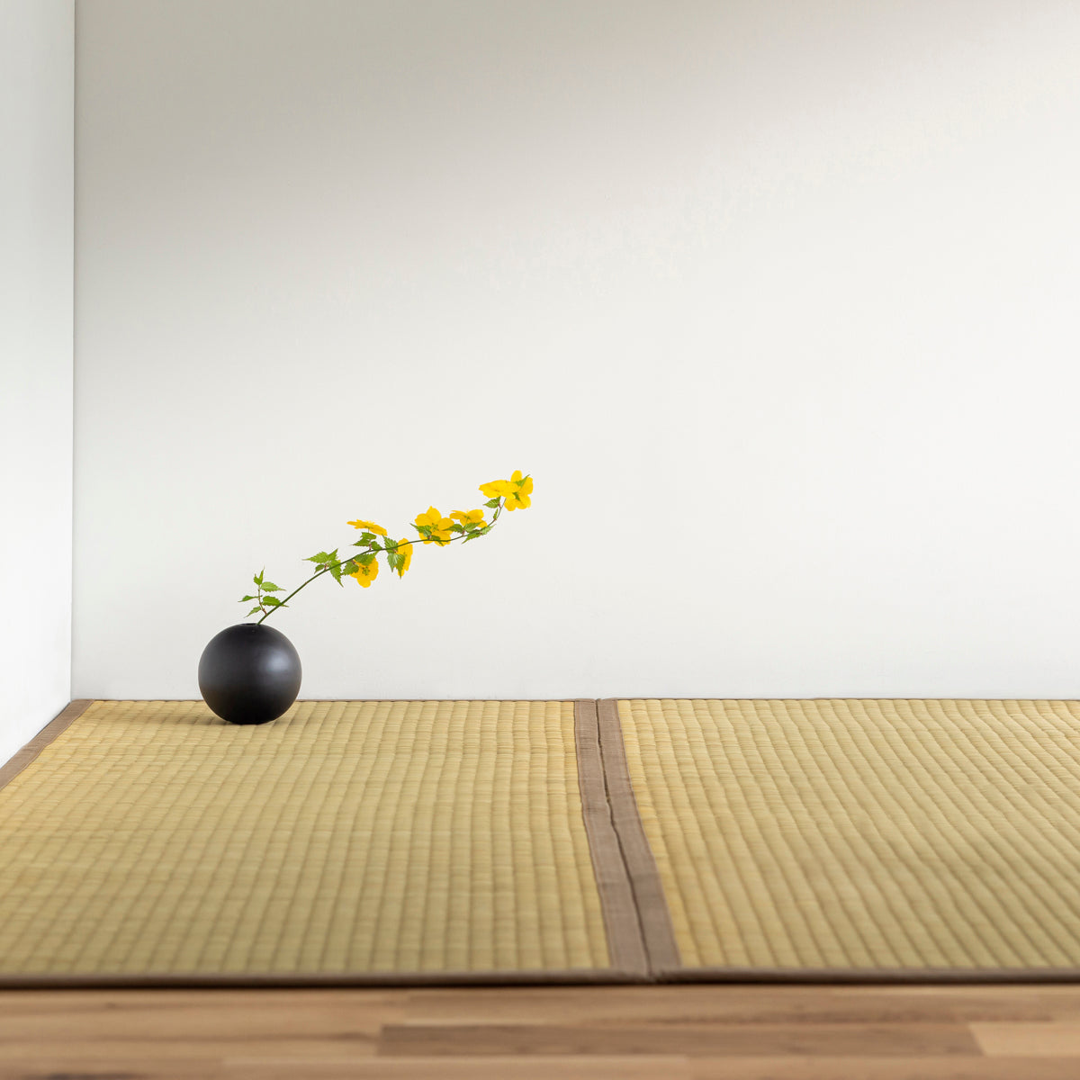 重厚感のある風合いが落ち着きをもたらす沖縄ビーグを使用した130 × 200 cmのゴザ（使用例5）