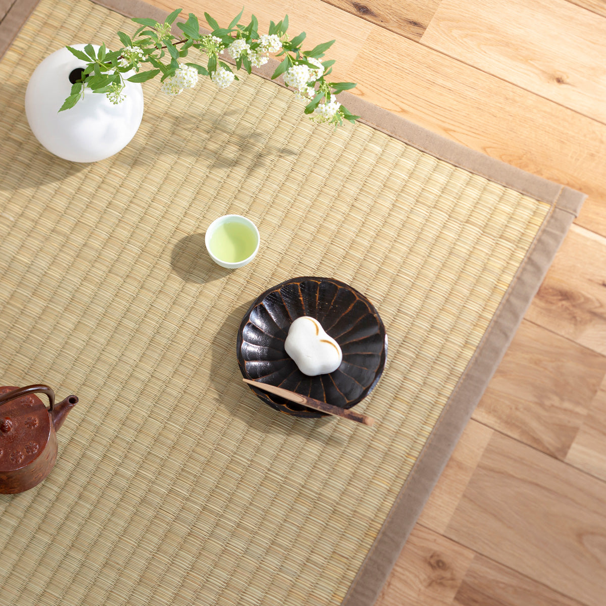 重厚感のある風合いが落ち着きをもたらす沖縄ビーグを使用したゴザ（使用例・俯瞰カット）