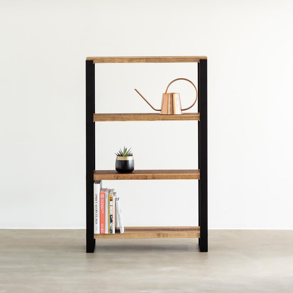 Kanademonoのヴィンテージウッドの棚板とアイアン脚を組み合わせたシェルフの使用例1