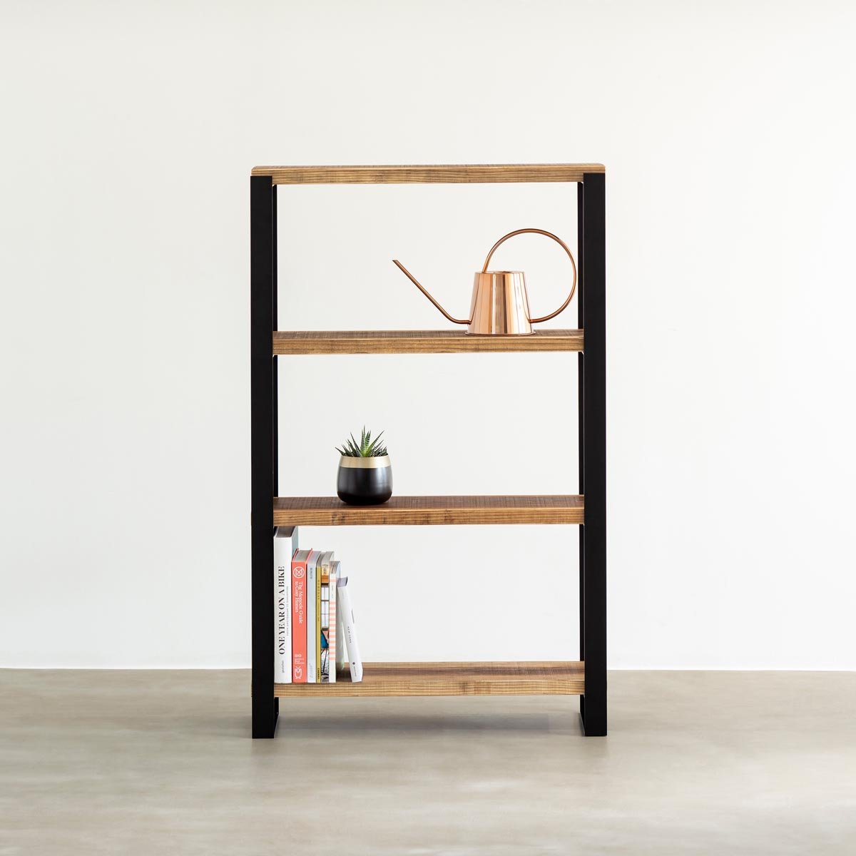 Kanademonoのヴィンテージウッドの棚板とアイアン脚を組み合わせたシェルフの使用例1