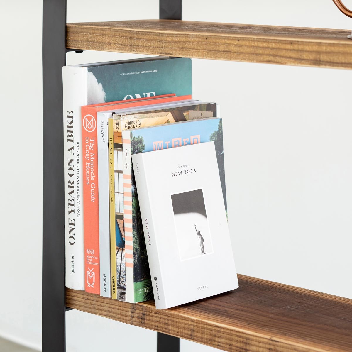 Kanademonoのヴィンテージウッドの棚板とアイアン脚を組み合わせたシェルフの使用例2