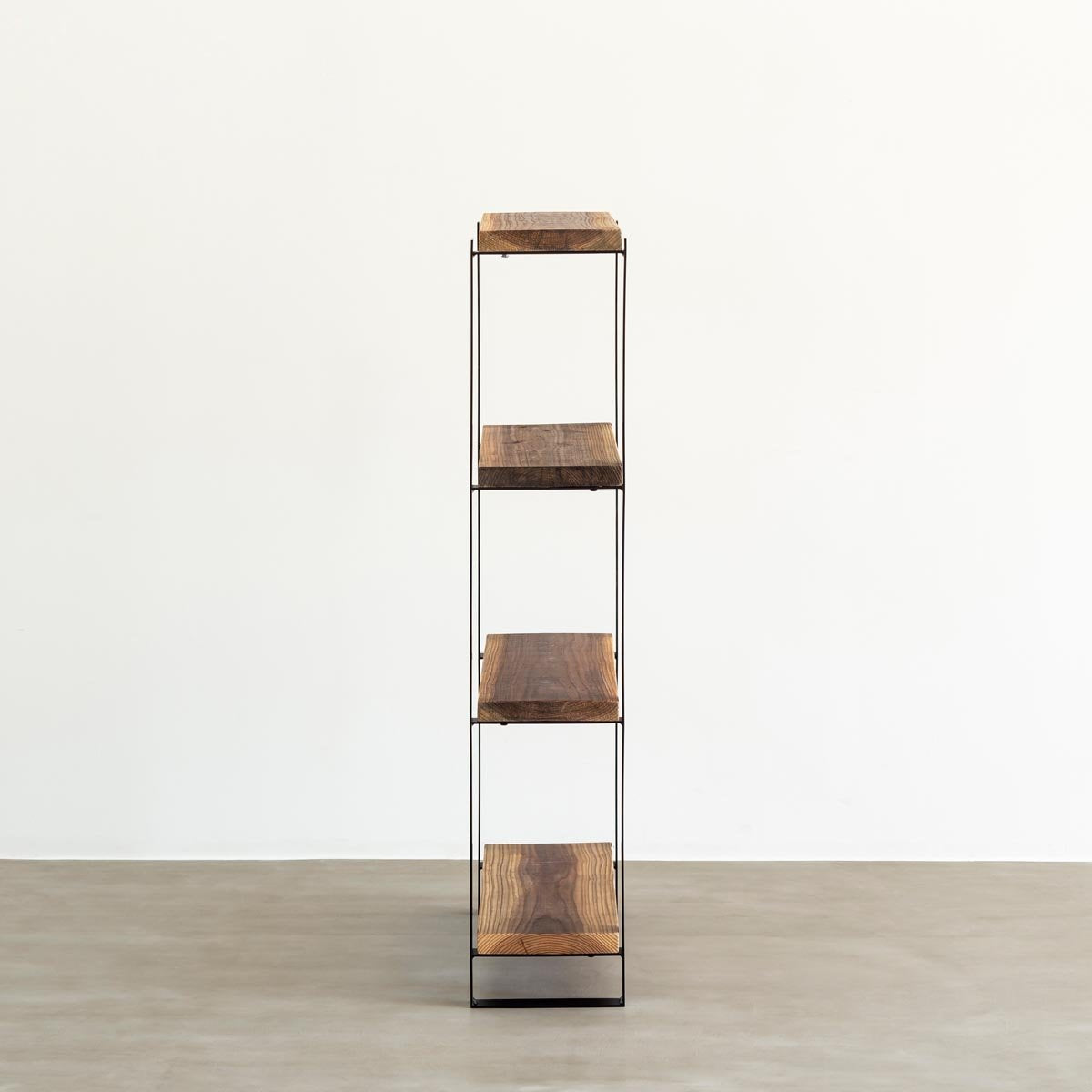 Kanademonoのヴィンテージウッドの棚板とアイアン脚を組み合わせたシェルフ（横からのアングル）