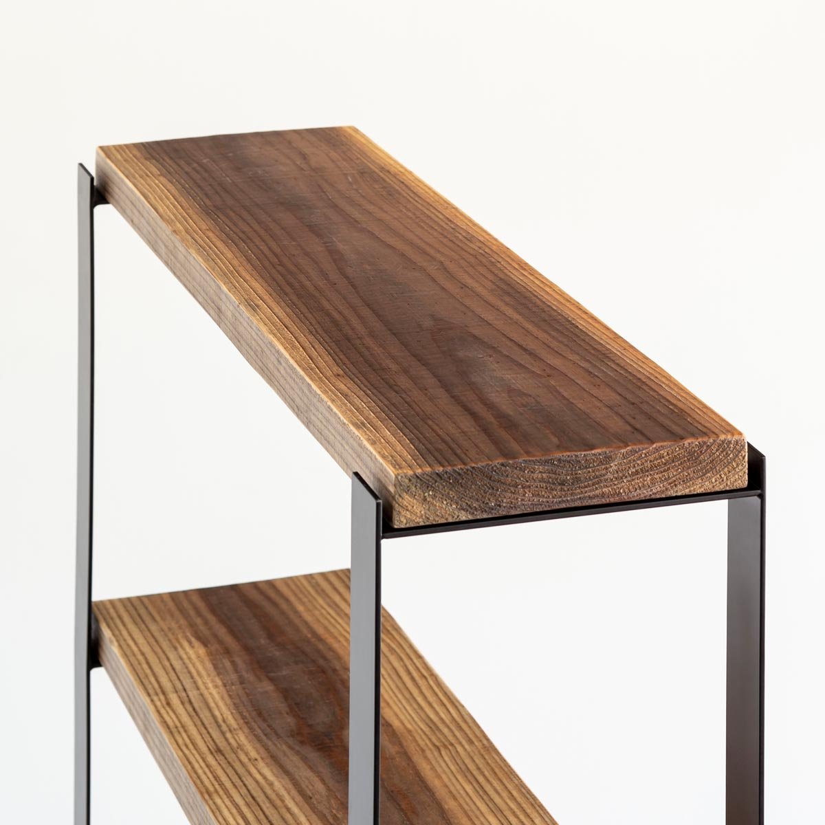 Kanademonoのヴィンテージウッドの棚板とアイアン脚を組み合わせたシェルフ（天板クローズアップ）