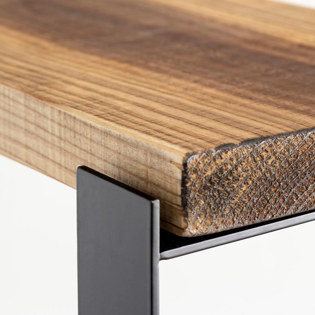 Kanademonoのヴィンテージウッドの棚板とアイアン脚を組み合わせたシェルフ（天板の角クローズアップ）