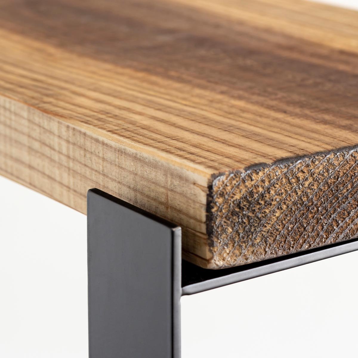 Kanademonoのヴィンテージウッドの棚板とアイアン脚を組み合わせたシェルフ（天板の角クローズアップ）