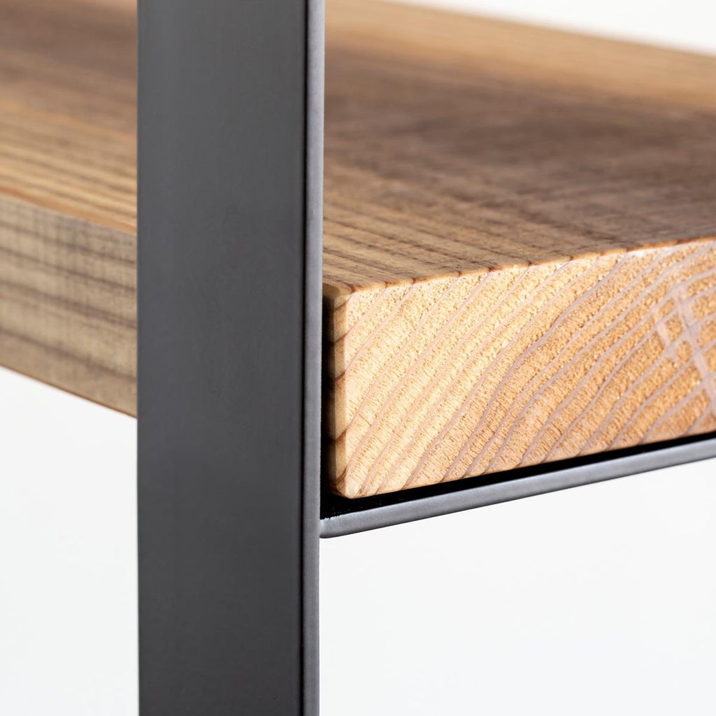 Kanademonoのヴィンテージウッドの棚板とアイアン脚を組み合わせたシェルフ（中段のクローズアップ）