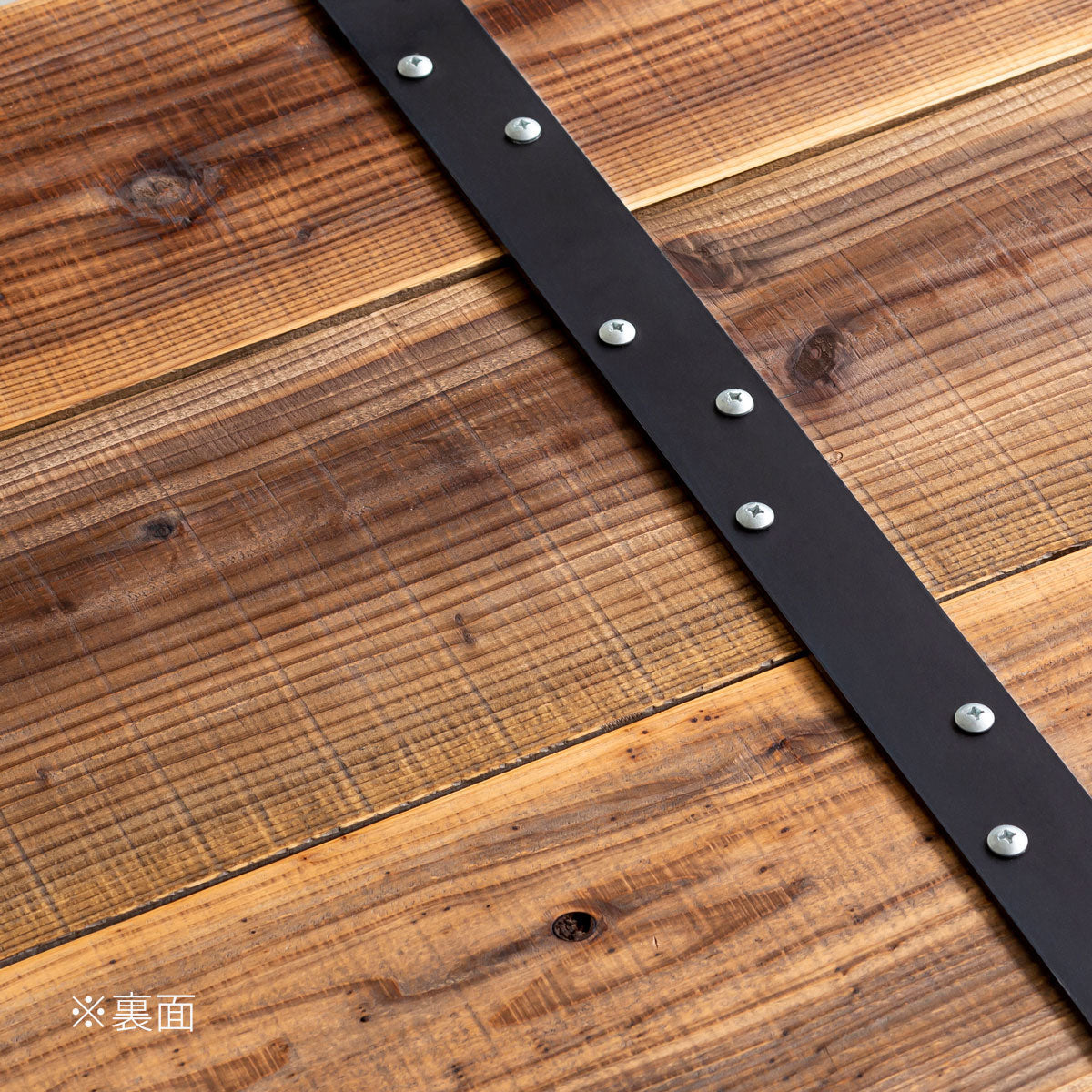 ヴィンテージ加工されたテーブル天板（裏面）