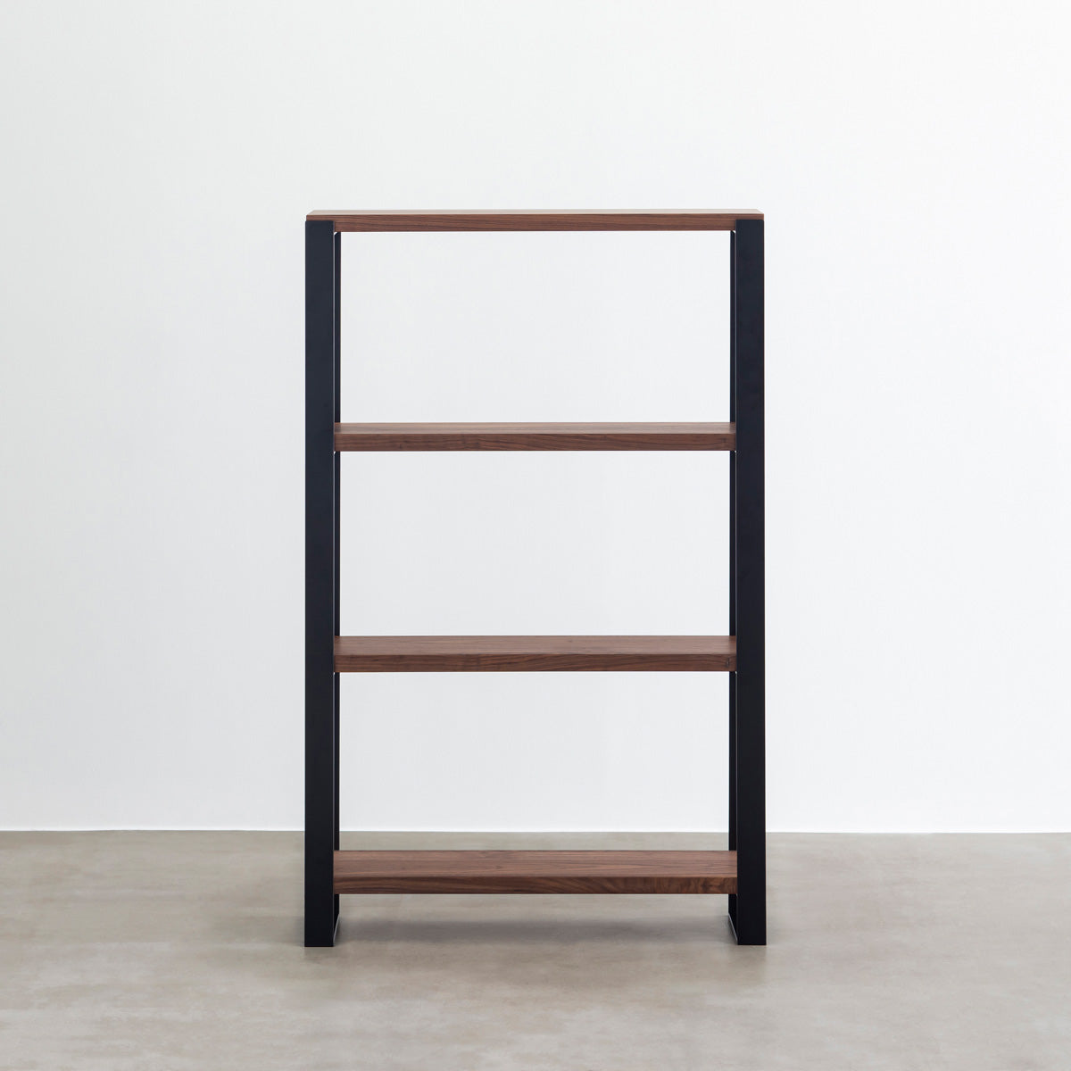 Kanademonoのウォルナットの棚板とブラックのアイアンで製作したシェルフ（正面）
