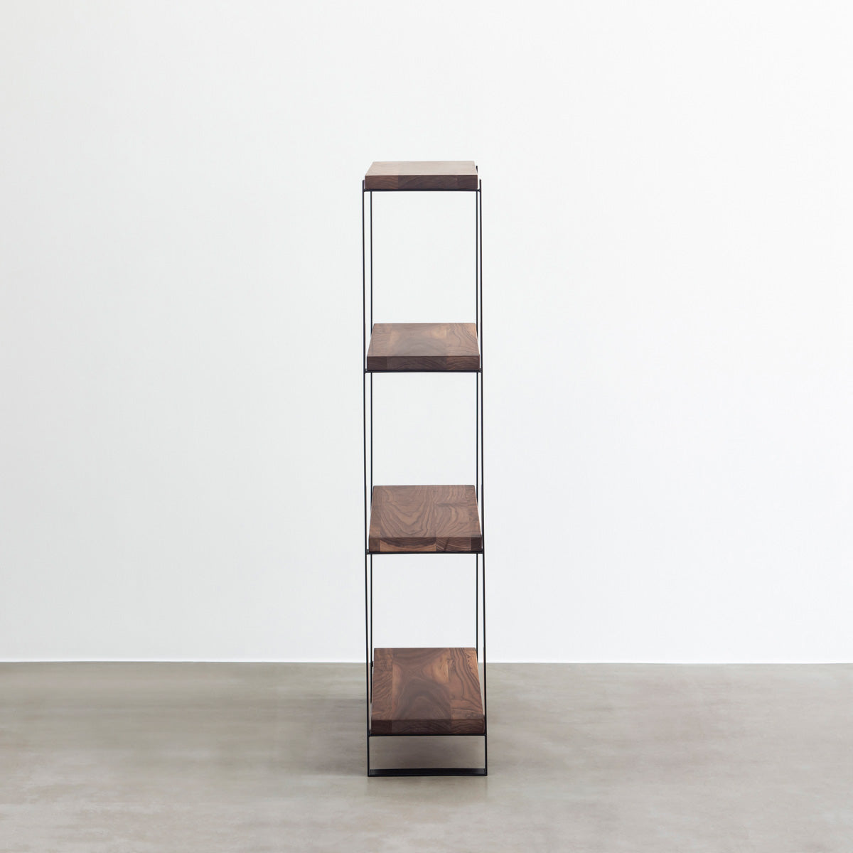 Kanademonoのウォルナットの棚板とブラックのアイアンで製作したシェルフ（側面）