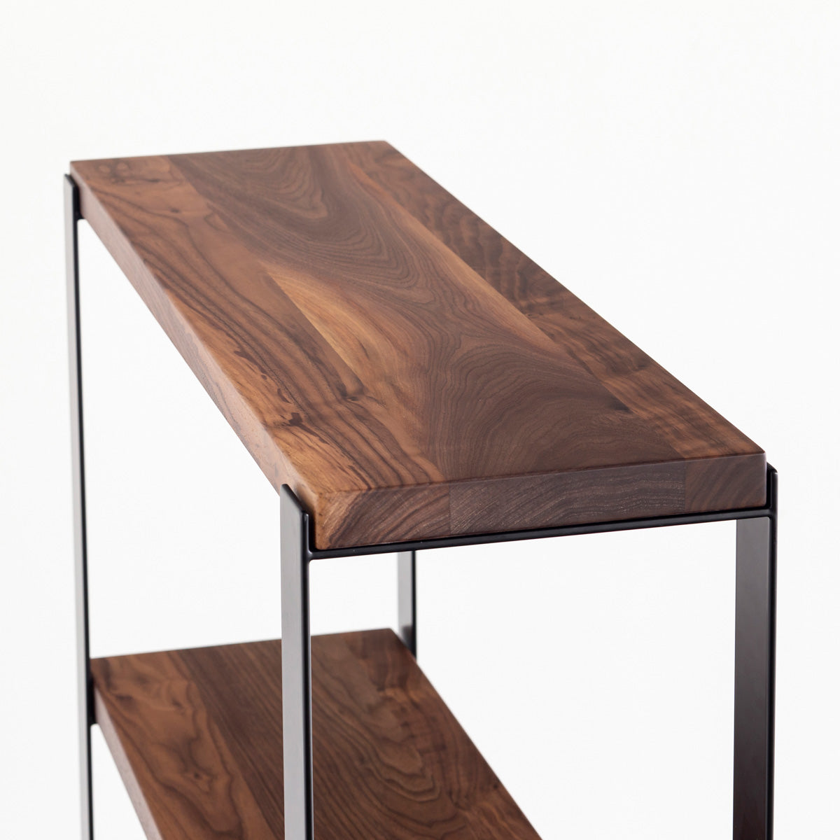 Kanademonoのウォルナットの棚板とブラックのアイアンで製作したシェルフ（上部）