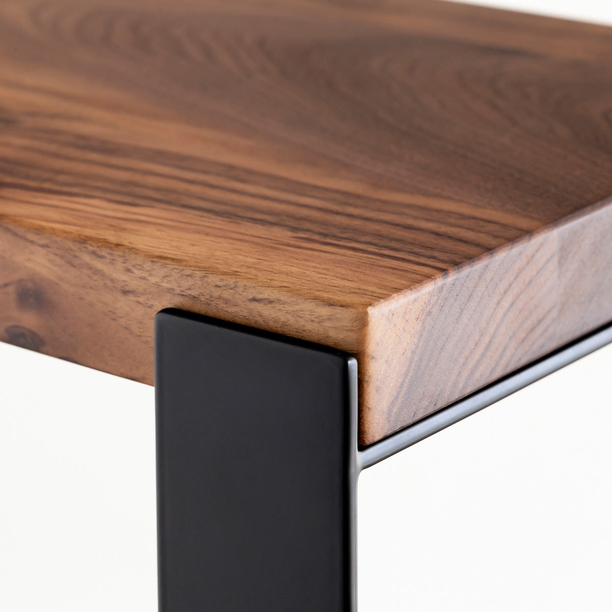 Kanademonoのウォルナットの棚板とブラックのアイアンで製作したシェルフ（上部クローズアップ）