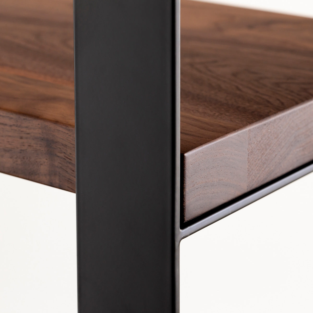 Kanademonoのウォルナットの棚板とブラックのアイアンで製作したシェルフ（フレーム部分）