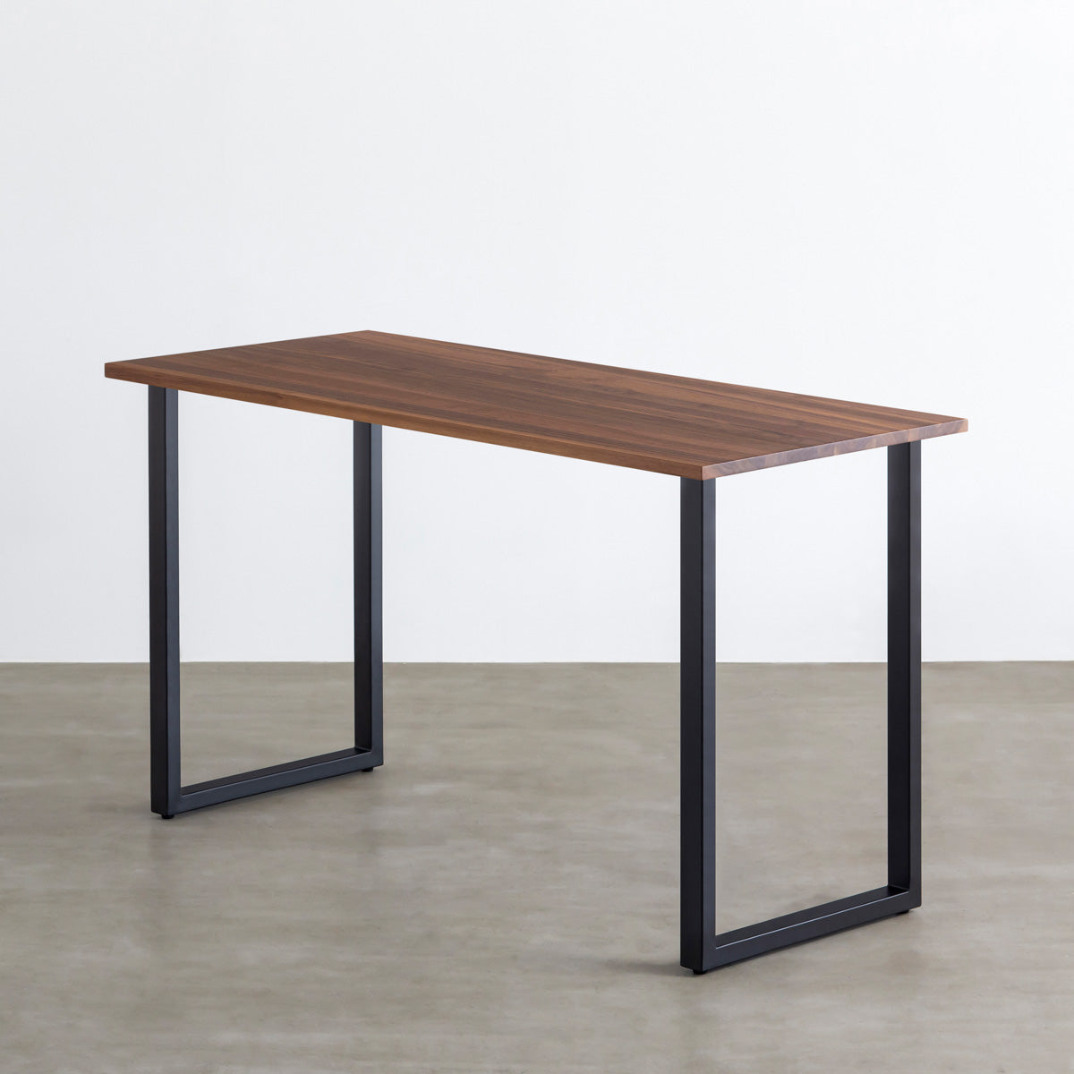 かなでものの無垢ウォルナット天板とブラックの鉄脚を合わせたスタンディングテーブル