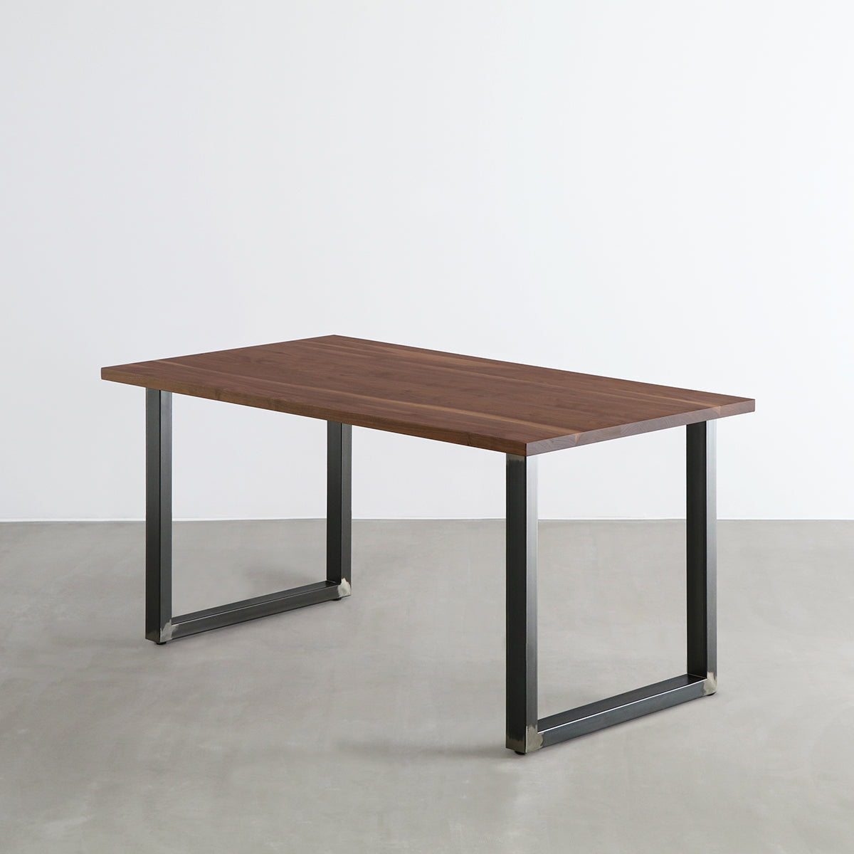 Kanademonoのウォルナット天板とマットクリア塗装仕上げのスクエア鉄脚を組み合わせたテーブル