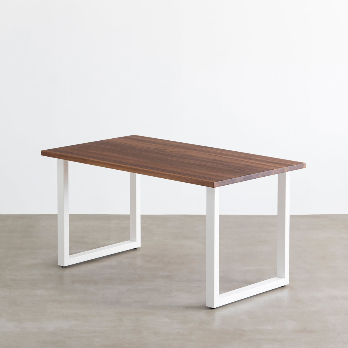 KANADEMONOのウォルナット天板にホワイトのスクエア鉄脚を組み合わせたシンプルモダンなテーブル