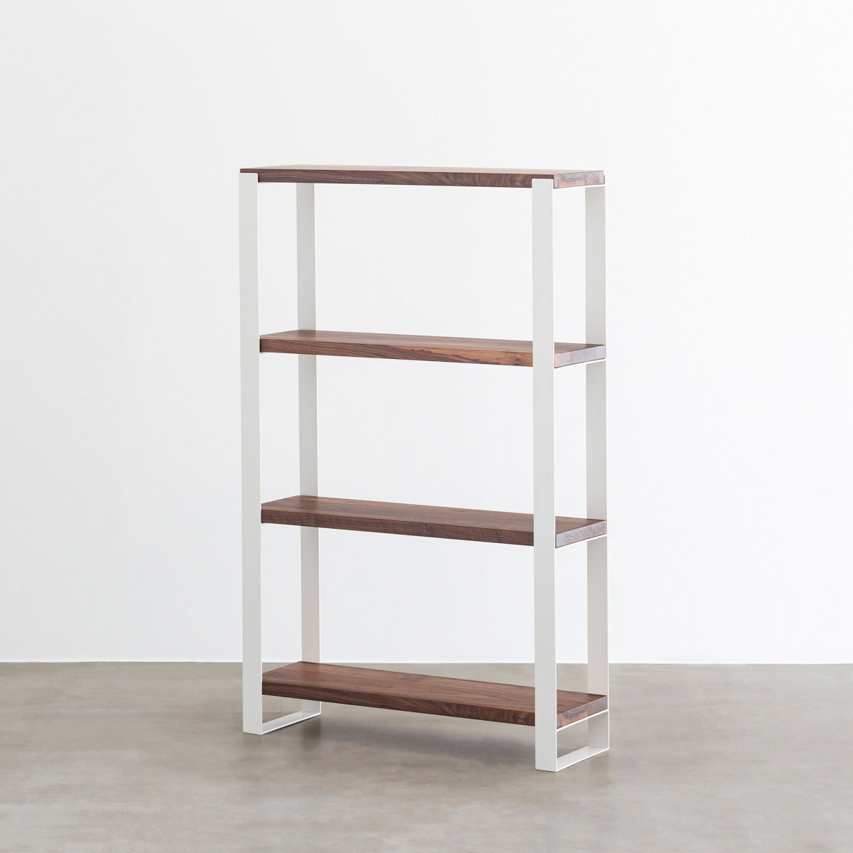 Kanademonoのウォルナットの棚板とホワイトのアイアンで製作したシェルフ