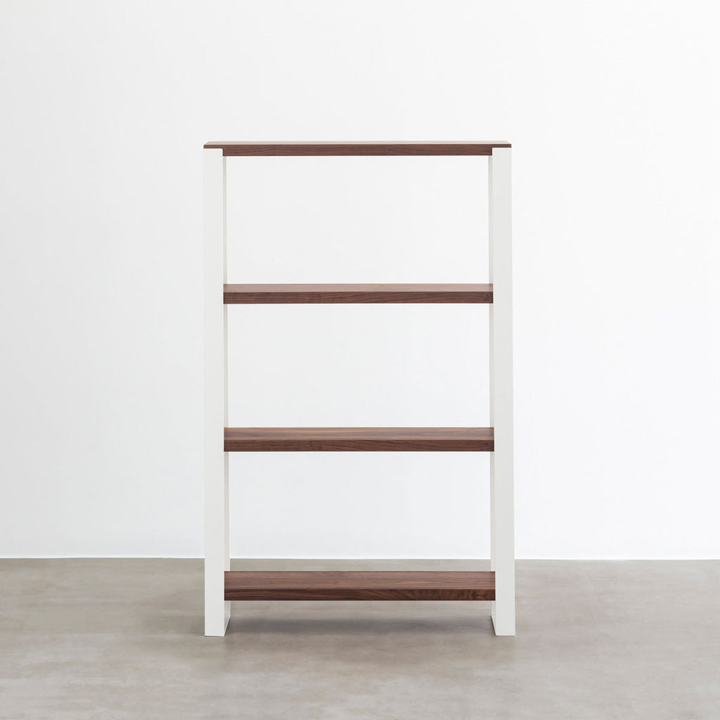 Kanademonoのウォルナットの棚板とホワイトのアイアンで製作したシェルフ（正面）