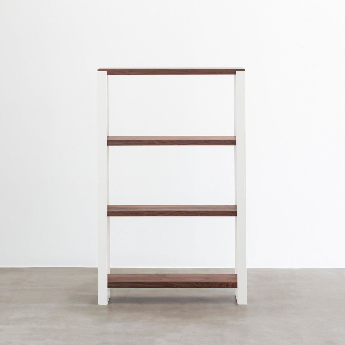 Kanademonoのウォルナットの棚板とホワイトのアイアンで製作したシェルフ（正面）
