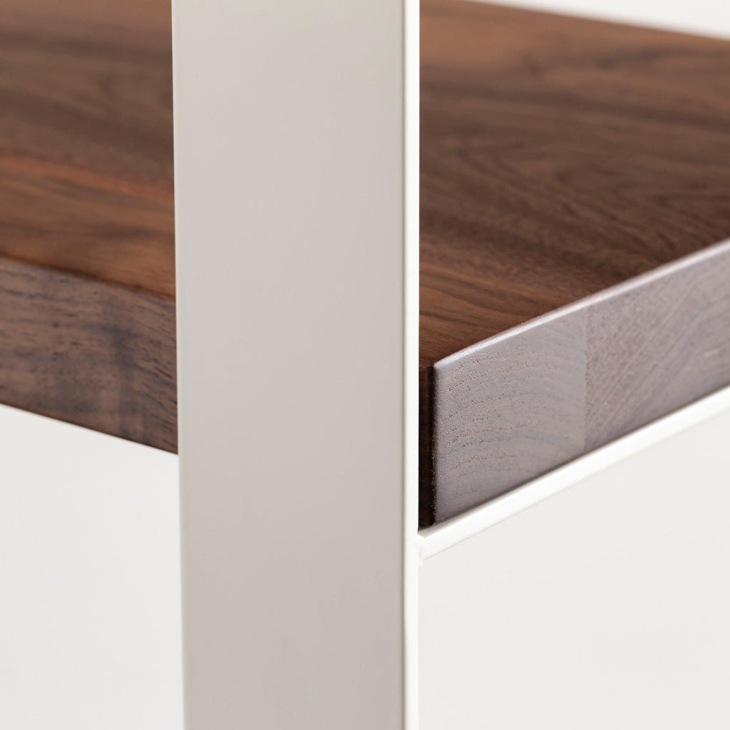 Kanademonoのウォルナットの棚板とホワイトのアイアンで製作したシェルフ（フレーム部分）