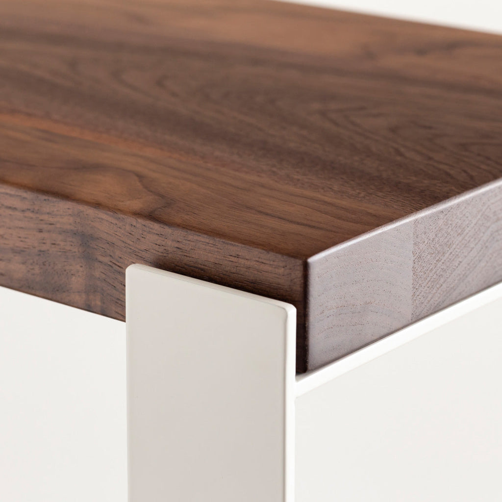 Kanademonoのウォルナットの棚板とホワイトのアイアンで製作したシェルフ（上部クローズアップ）