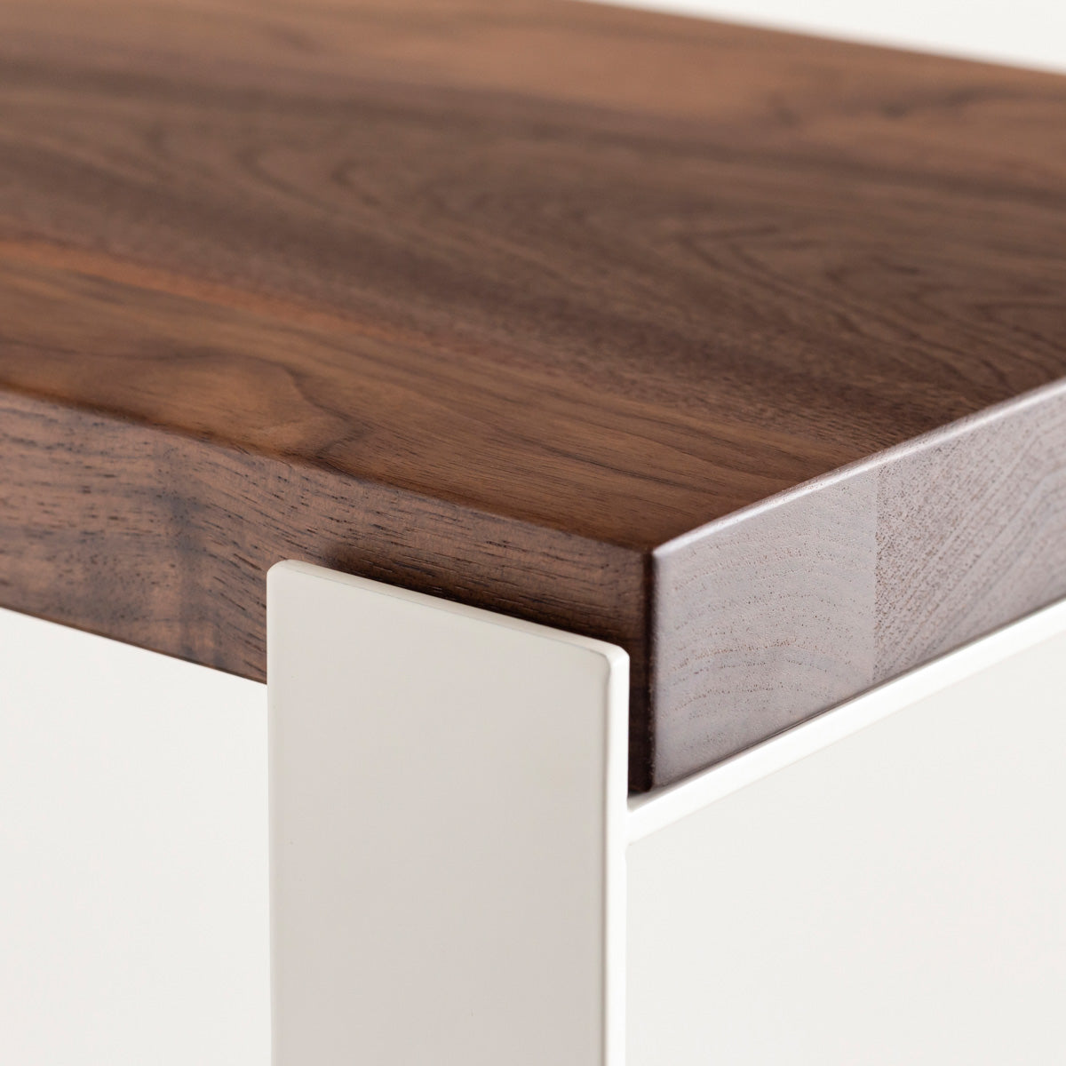 Kanademonoのウォルナットの棚板とホワイトのアイアンで製作したシェルフ（上部クローズアップ）