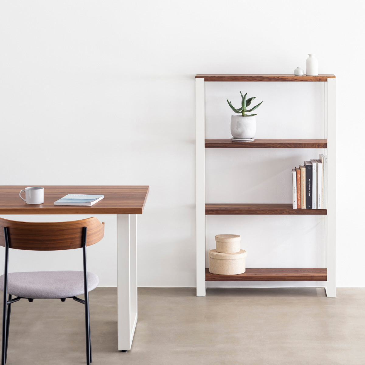 Kanademonoのウォルナットの棚板とホワイトのアイアンで製作したシェルフ（使用イメージ）